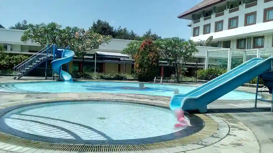 Kolam Renang Hotel